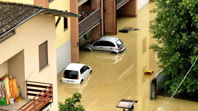 Auto's en huizen staan onder water in Mulazzano Ponte (Parma).