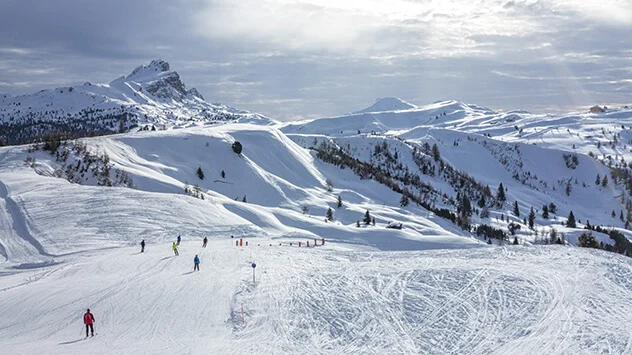Abfahrtspiste mit Skifahrern in Südtirol