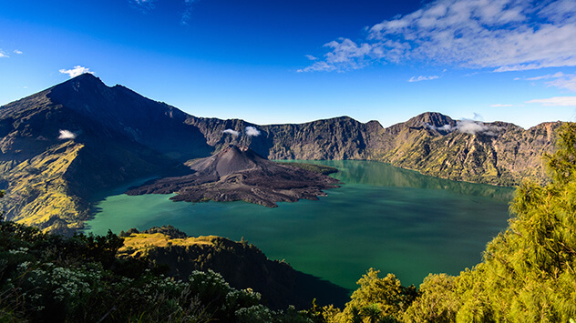 Blick auf den Vulkan und einen vorgelagerten See
