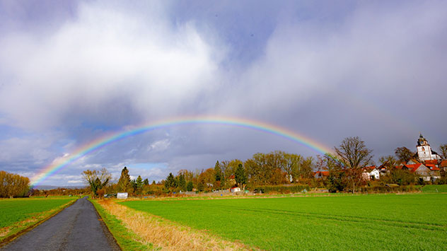 Regenbogen über Feld