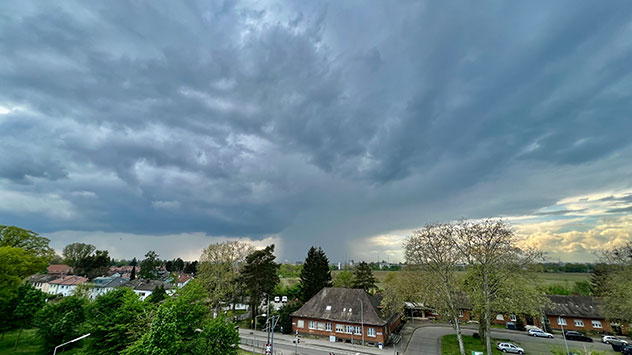 Im Süden kommt es schon seit Monatsanfang immer wieder zu Schauern und Gewittern. Dunkle Wolken ziehen bei Karlsruhe vorbei.