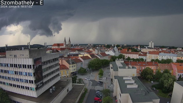 Într-o altă imagine a tornadei din Ungaria, se poate observa și perdeaua mare de precipitații a furtunii.