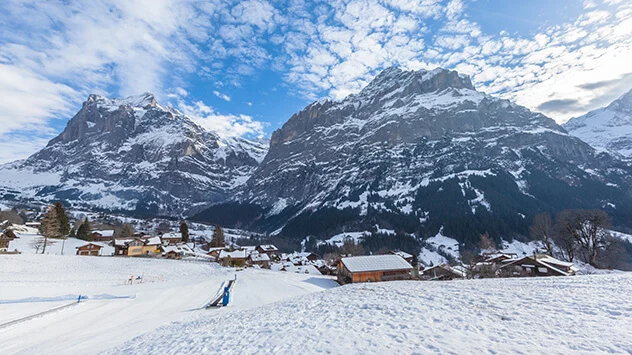Blick auf einen verschneiten Skiort am Jungfrau