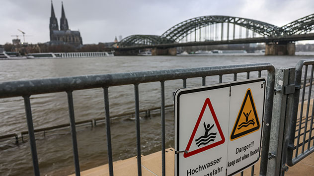Auch die Wasserstände des Rheins steigen aufgrund der aktuellen Niederschläge an. Stellenweise wurde die Schifffahrt bereits eingeschränkt.