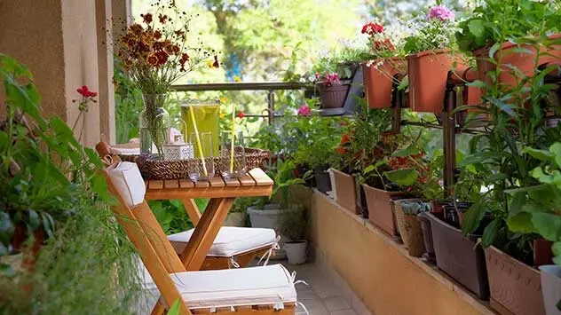 Niet alleen de tuin maar ook het balkon of terras zijn blij als je ze klaar voor de lente maakt. 