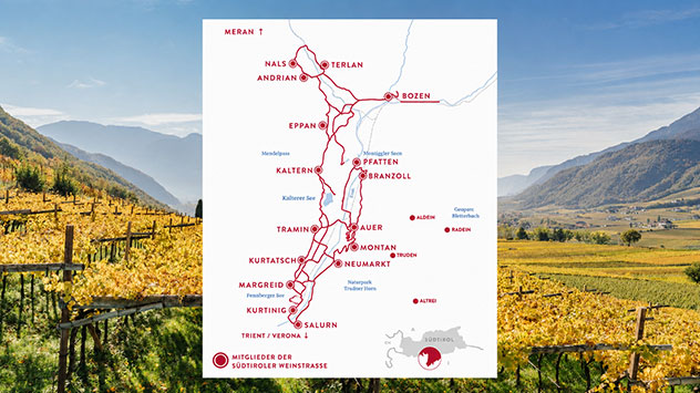 Blick über herbstliche Weinberge und den Kalterer See mit eingeblendeter Karte der Südtiroler Weinstraße.