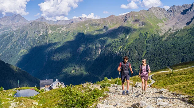 Ein Paar wandert auf dem Paznauner Höhenweg. 