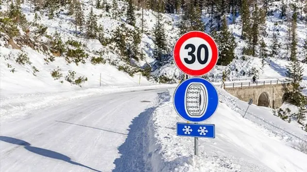 Schneeketten-Pflicht auf Bergstraße Schneeketten-Pflicht auf Bergstraße