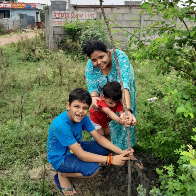 Dr. Namo Dixit and family from Lucknow, Uttar Pradesh love to plant trees