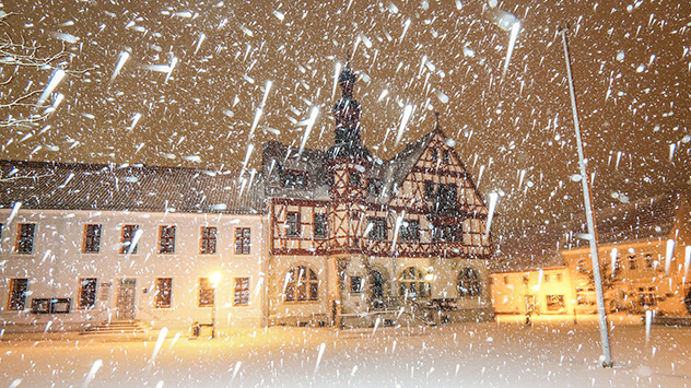 Es schneit hin und wieder bis in die tiefen Lagen hinab. Lange bleibt der Schnee dort jedoch nicht liegen. 