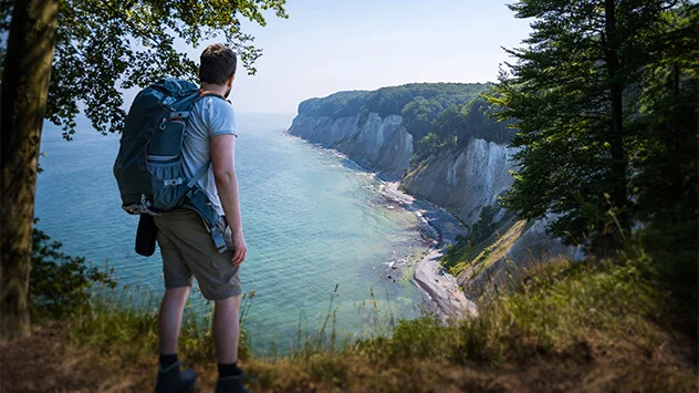 Wanderer an den Kreidefelsen auf Rügen