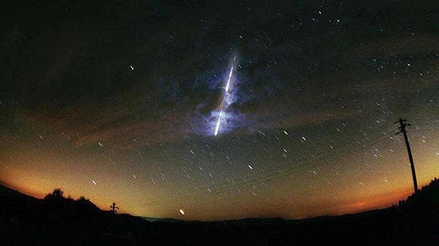 Ein Meteor des Sternschnuppenschwarms der Leoniden verglüht am Nachthimmel.