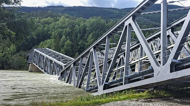 Eisenbahnbrücke eingestürzt