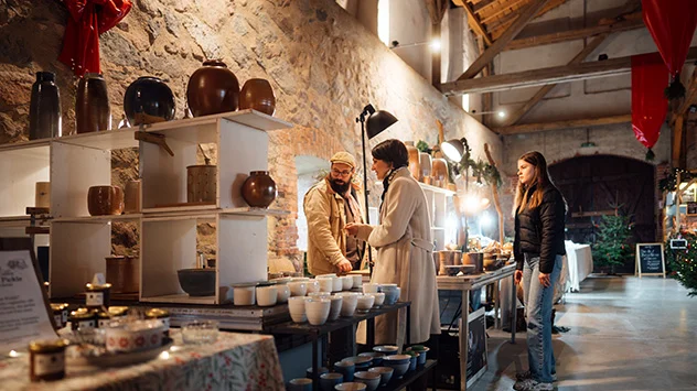 Bild: TMV/Petermann Mutter und Tochter betrachten handgemachte Keramik und stilvolle Unikate.