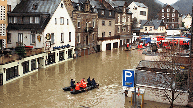 Mitarbeiter des Technischen Hilfswerks fahren mit einem Schlauchboot durch die überschwemmte Altstadt von Cochem an der Mosel. 