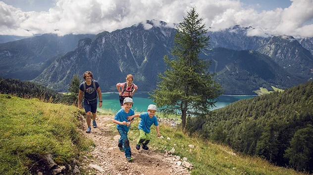 Familie wandert die Berghänge am Achensee hinauf