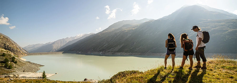 Wanderer am Mattmark Staudamm im Saastal