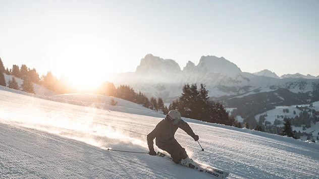 Sonnenskilauf in der Dolomitenregion Seiser Alm - Bild: Seiser Alm Marketing / Manuel Kottersteger Ein Skifahrer auf der Piste bei Sonnenaufgang