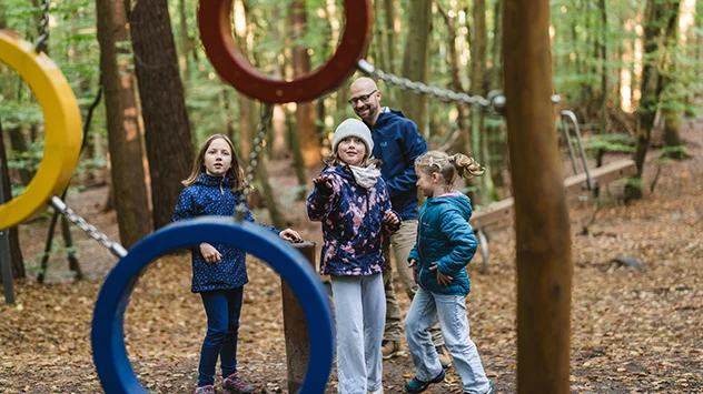 Der Kinderheilwald auf Usedom - Bild: TMV/Gross Kinder beim Zielwerfen im Kinderheilwald auf Usedom