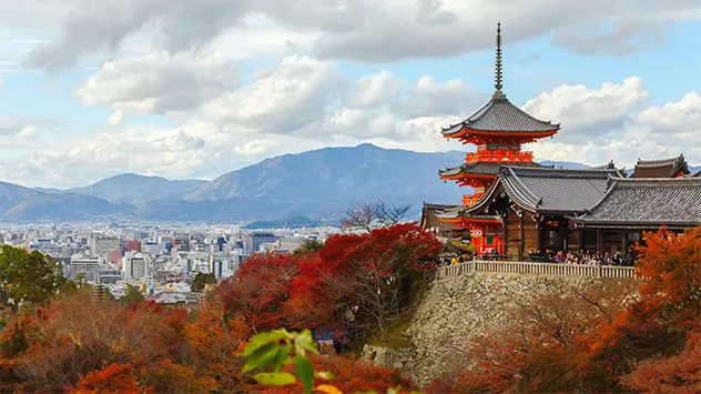 Blick über das herbstliche Kyoto