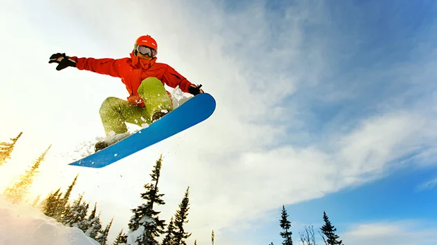 Snowboardfahrer auf Piste