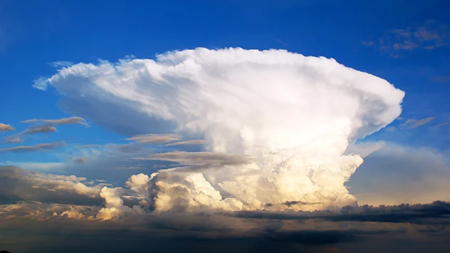 Der Wolkenoberrand eine Gewitterwolke ambossförmig mit riesigen Schirm