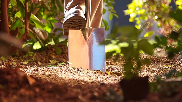 Garten und Balkon frühlingsfit machen: Beet umgraben Ein Beet wird mit einem Spaten umgegraben