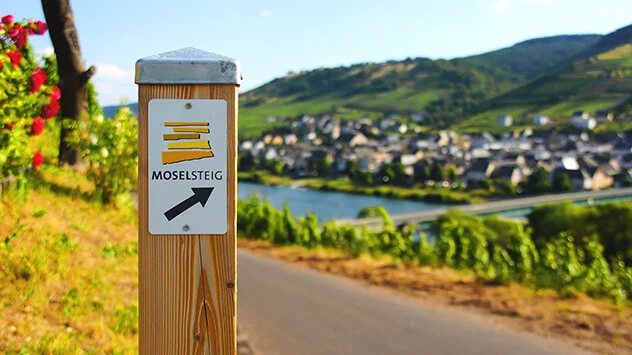 Wegzeichen in den Weinbergen auf dem Moselsteig