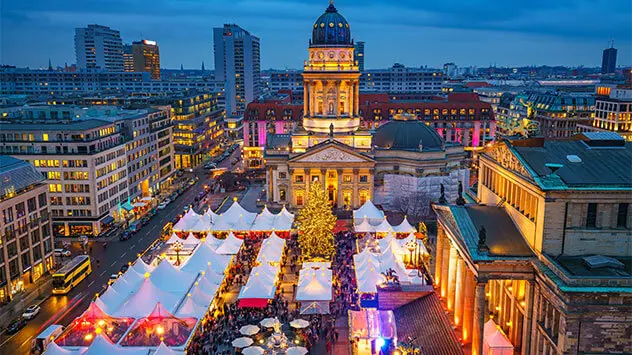 Blick auf die weißen Hütten des Weihnachtsmarktes auf dem Gendarmenmarkt