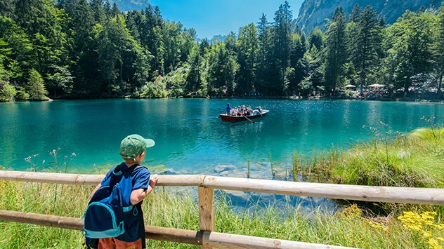 Kleiner Junge blickt über den Blausee