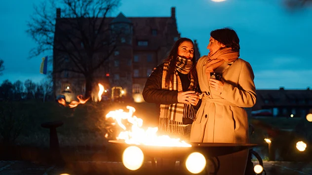 Bild: TMV/Petermann Mutter und Tochter lassen den Abend mit einem Punsch am Feuer ausklingen.