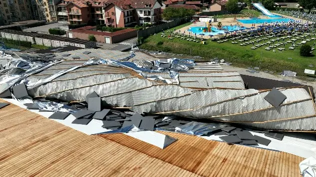 Abgedecktes Dach einer Sporthalle in Italien.