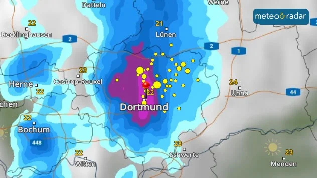 Radarul meteo arată furtuna puternică cu grindină, chiar deasupra orașului Dortmund.