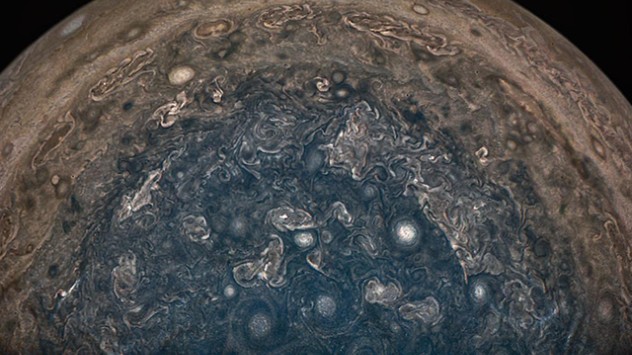 Blick auf Jupiters Südpol aus rund 50.000 Kilometer Höhe. 