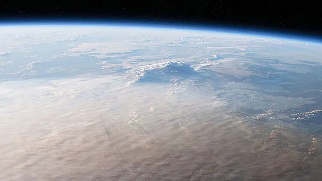 Cenușa de la erupția vulcanului Tonga, văzută de pe Stația Spațială Internațională. 