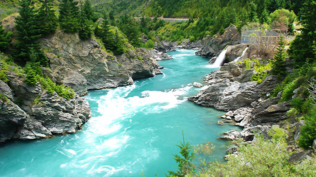 Türkisfarbener Fluss mit Stromschnellen