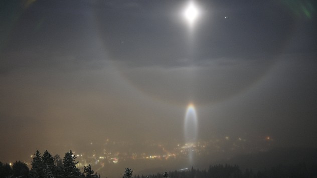 Halo-Erscheinungen vom Zettersfeld in Richtung Lienz bei Nacht.