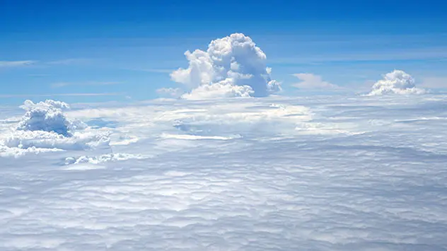 Gewitterwolke durchbricht die Wolkendecke 