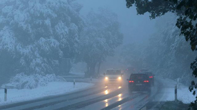 Starke Schneefälle haben am 11. Oktober 2013 in Oberbayern regional zu einem Verkehrschaos geführt.