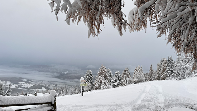 Auch in den Tallagen liegt Schnee, wie hier der Blick vom Fanningberg über den Lungau zeigt.
