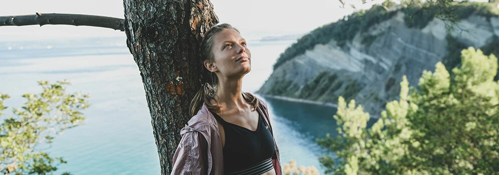 Frau genießt Natur in Slowenien