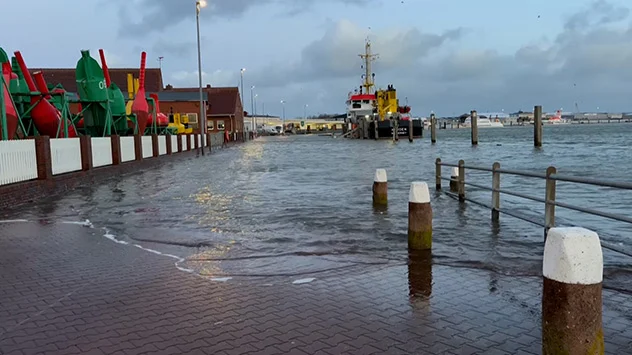 Überschwemmter Hafen an der Nordsee