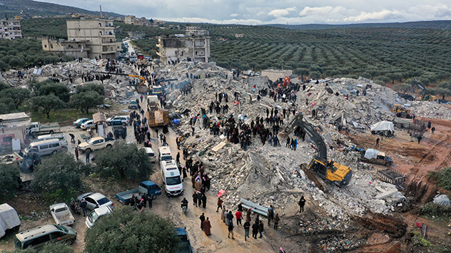 In der Stadt Harem nahe der türkischen Grenze sind wahrscheinlich Dutzende Menschen unter den Trümmern begraben.
