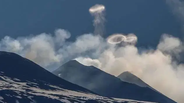 dampringe stiger fra Etna
