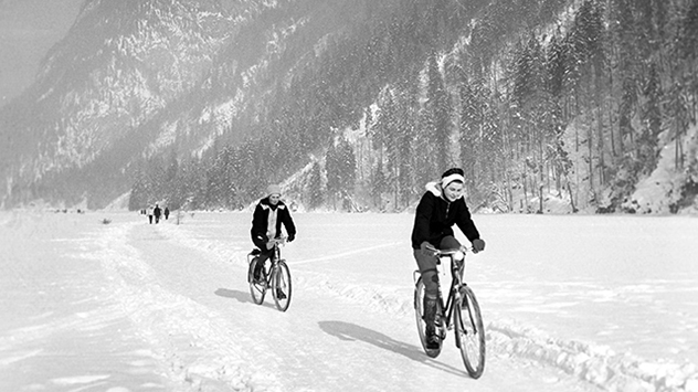 Aus Seen werden Straßen: Diese Radfahrer sind auf dem zugefrorenen Königssee unterwegs. 
