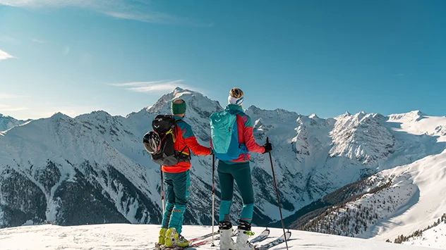 Winterurlaub im Südtiroler Ortlergebiet - Bild: Ferienregion Ortlergebiet/Malthe Wöhler Zwei Männer betrachten einen schneebedeckten Gipfel