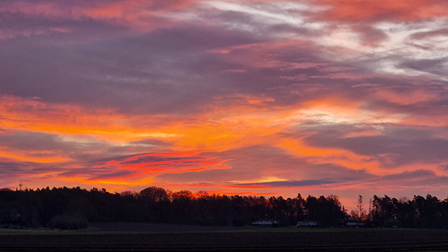 Gegen Ende des ersten Januardrittels brennt der Himmel in den Morgen- und Abendstunden.