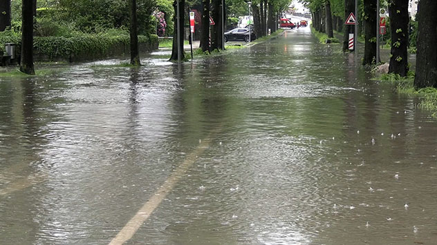 In Detmold stehen Straßen unter Wasser.