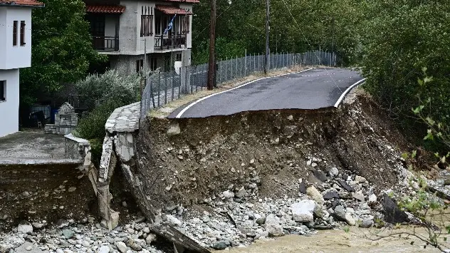 Die Wassermassen reißen Teile einer Straße in der Stadt Volos weg.