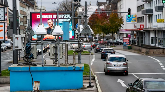 Eine Messstation kontrolliert in der Wuppertaler Innenstadt die Luftqualität